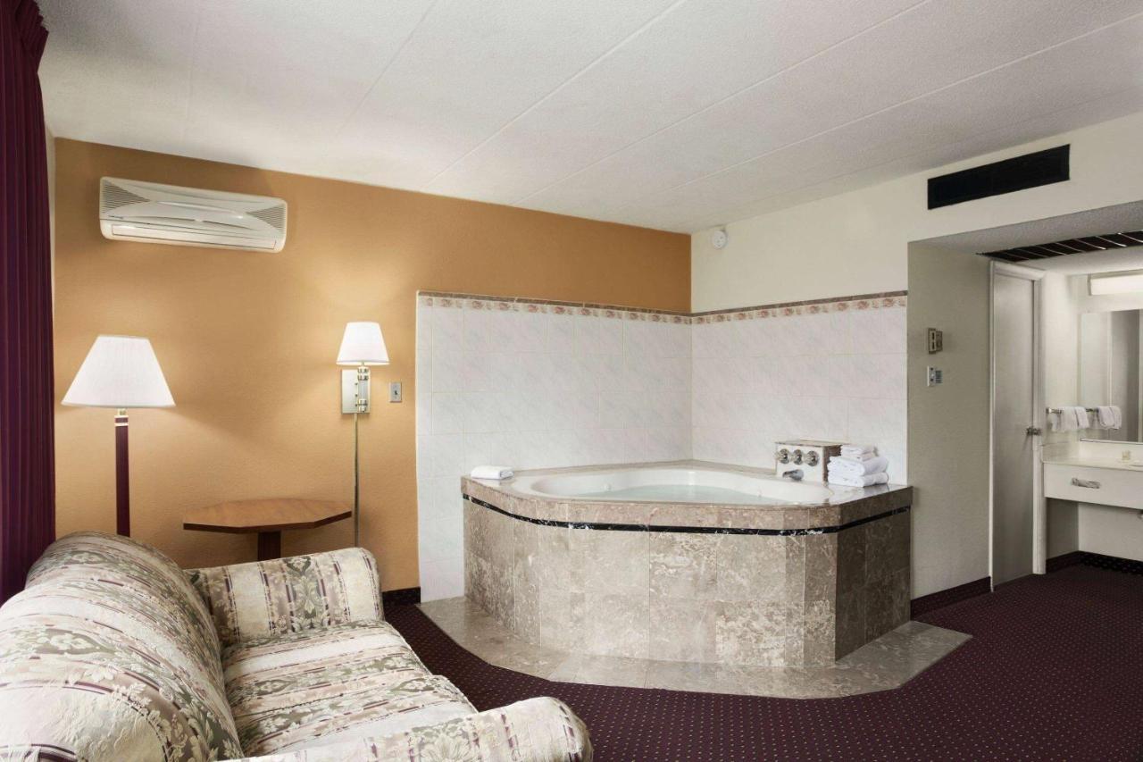 Hotel Ramadaby Wyndham Pittsburgh-New Stanton Exterior foto