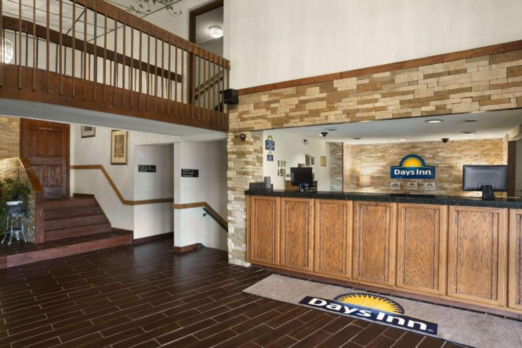 Hotel Ramadaby Wyndham Pittsburgh-New Stanton Exterior foto