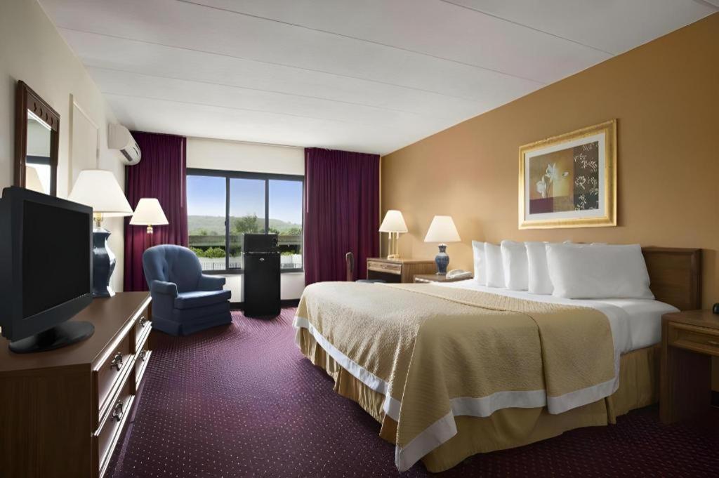 Hotel Ramadaby Wyndham Pittsburgh-New Stanton Exterior foto