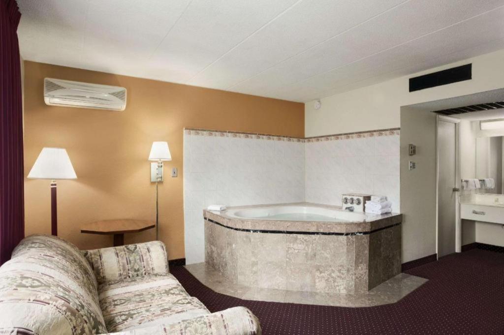 Hotel Ramadaby Wyndham Pittsburgh-New Stanton Exterior foto